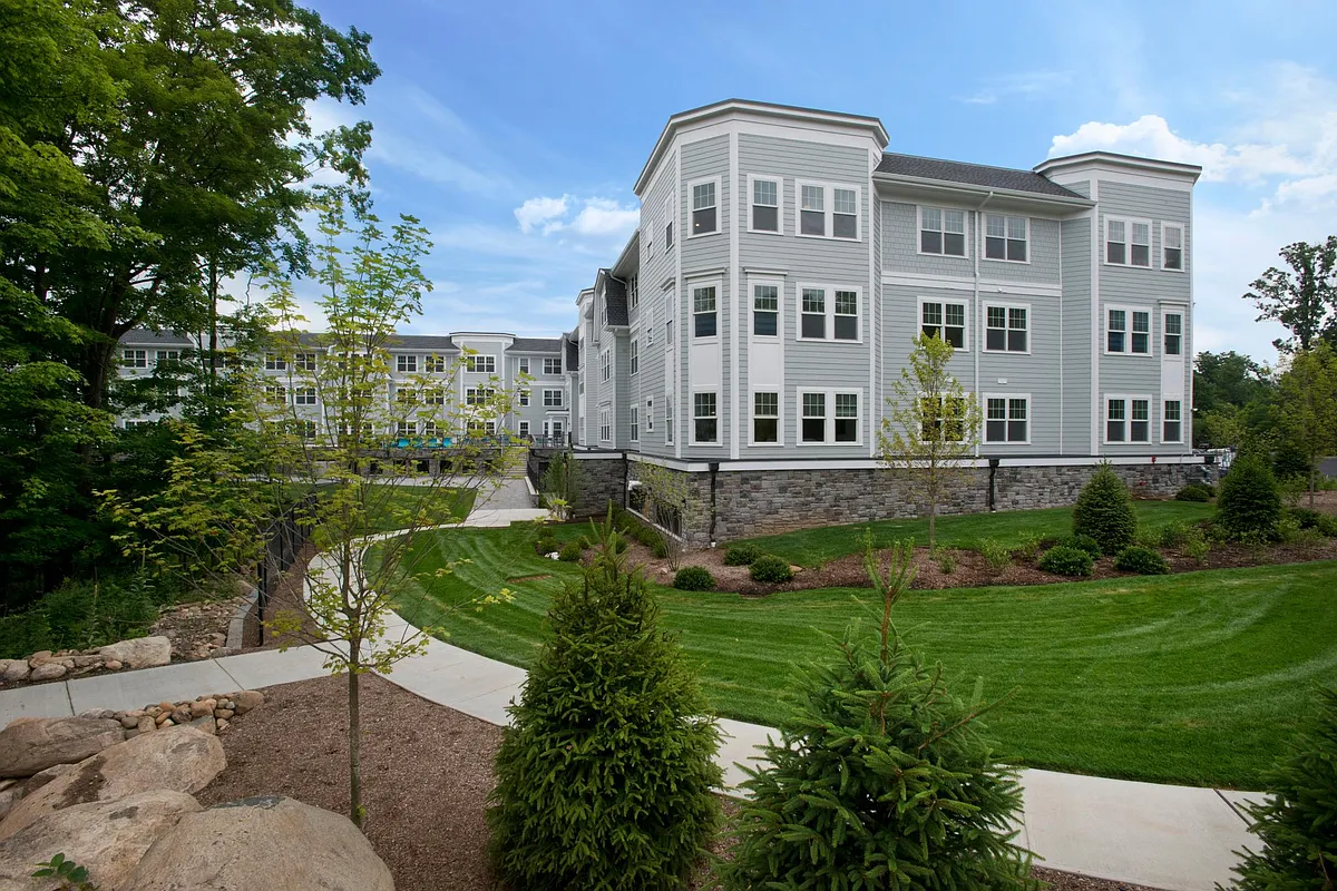 Building Photo - Colonial Pointe at Franklin Lakes