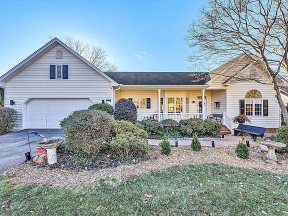 2nd image of 395 Chestnut Creek Dr