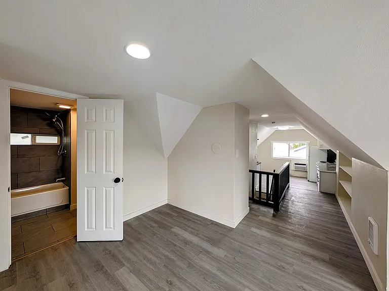 330 Roosevelt Ave — Photo 10