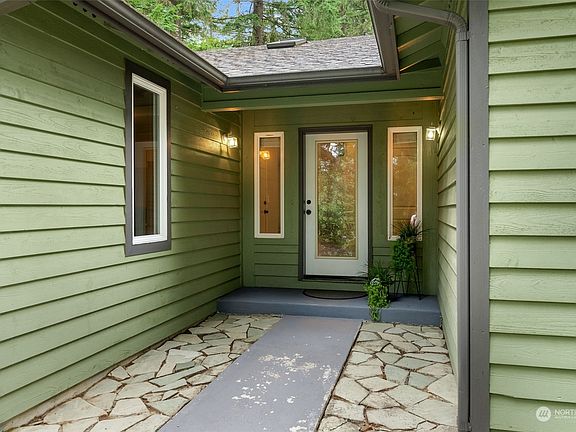 3rd image of 11498 Jacobs Lane SE