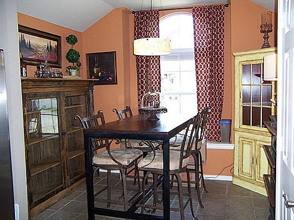 4th image of 1105 Hyde Park Ct