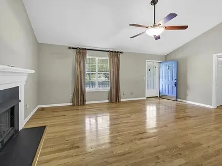 910 Sweet Thorne Rd — Photo 3