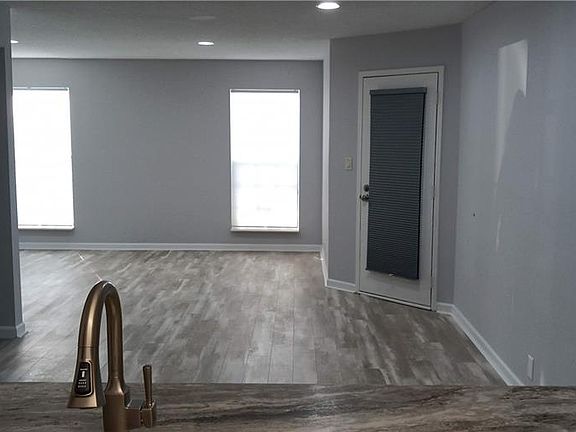 4th image of 30 Mathews Dr APT 213