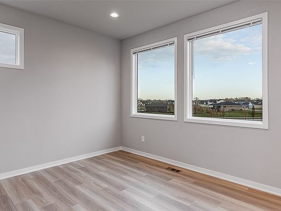 5th image of 16508 Oakwood Dr