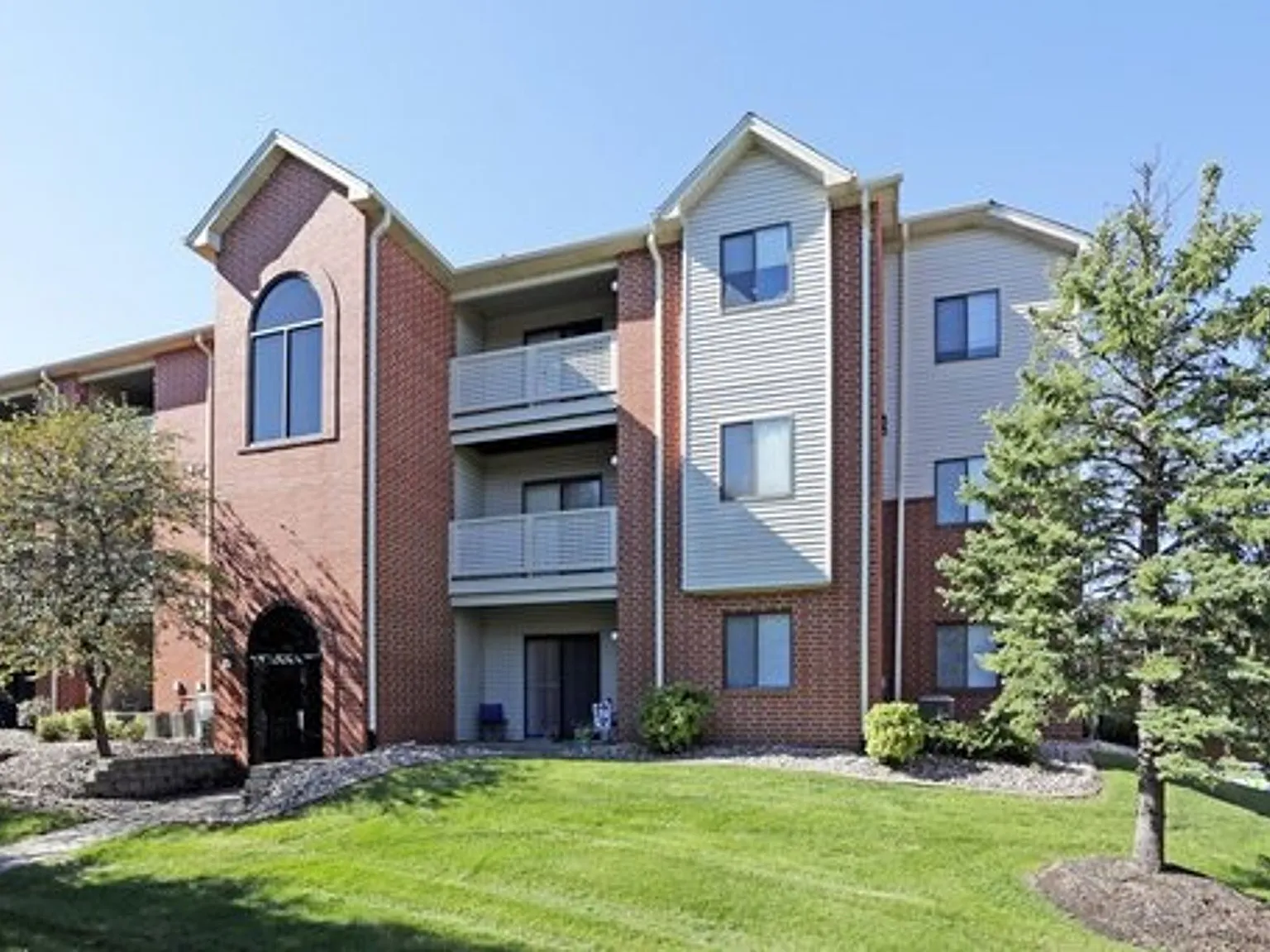Oak Brook Park Apartments — Photo 2