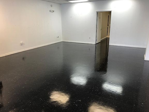3rd image of 4207 Edgewater Dr