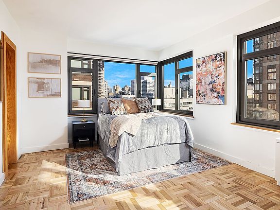 5th image of 160 E 65th St APT 22A