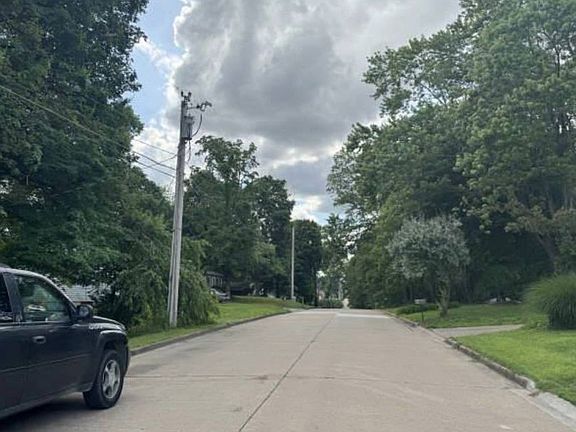 Exterior Neighborhood (street photo)