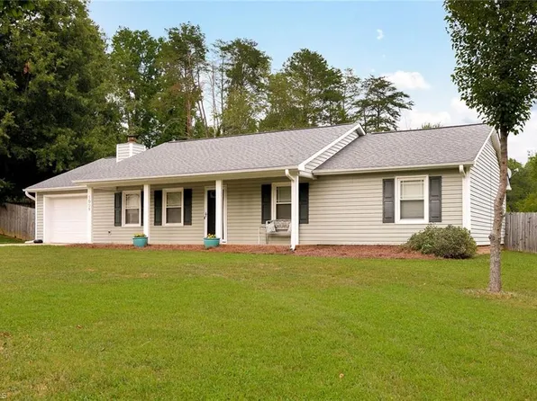 5009 Sunny Ln, Walkertown, NC 27051