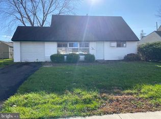 42 Island Rd, Levittown, PA 19057