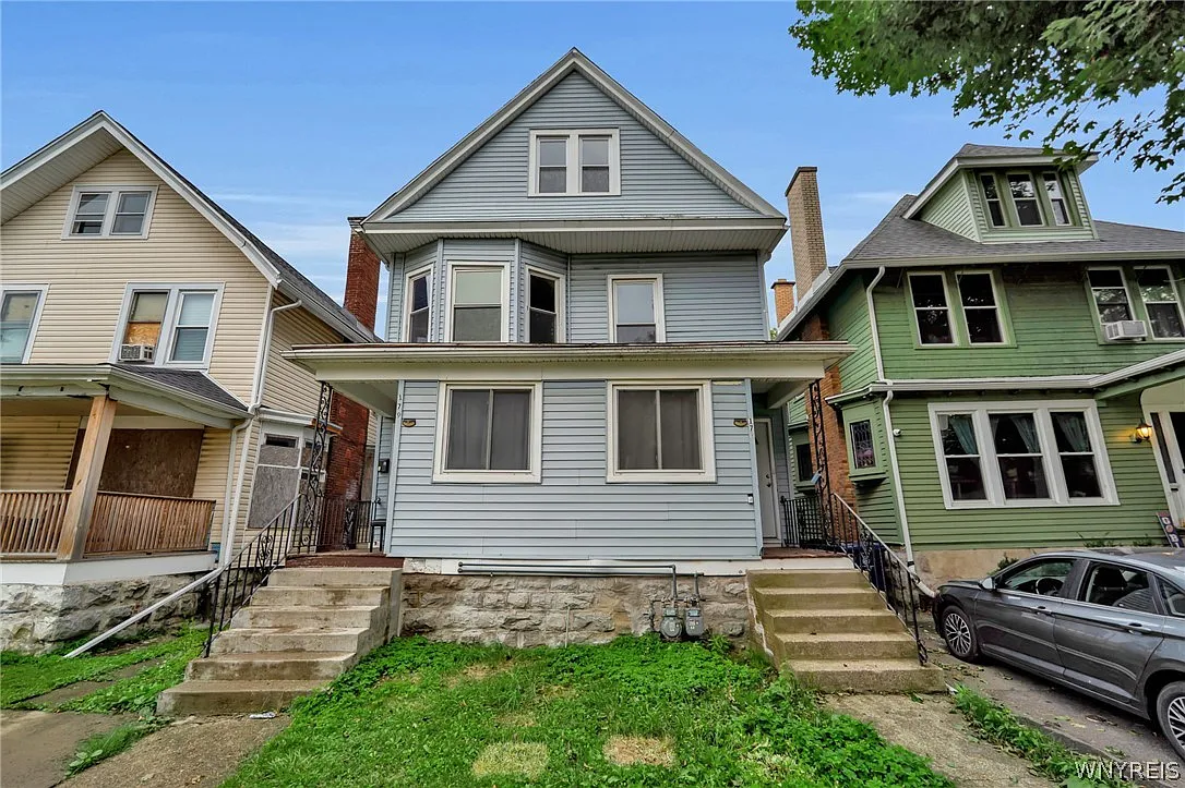 3 bed, 1.0 bath, 1325 sqft, $1,450 — Photo 1