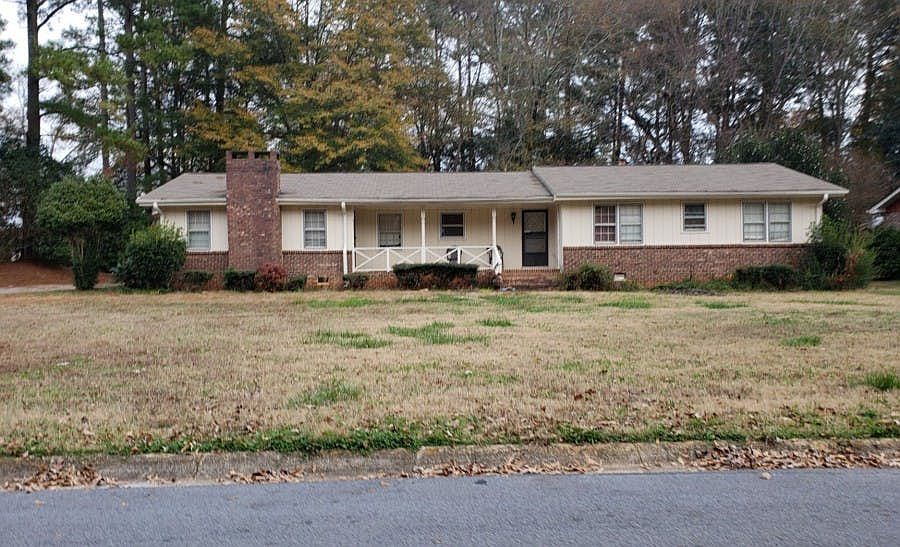 1st image of 2525 Country Club Dr SE