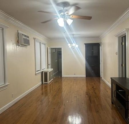 3rd image of 260 E 23rd St