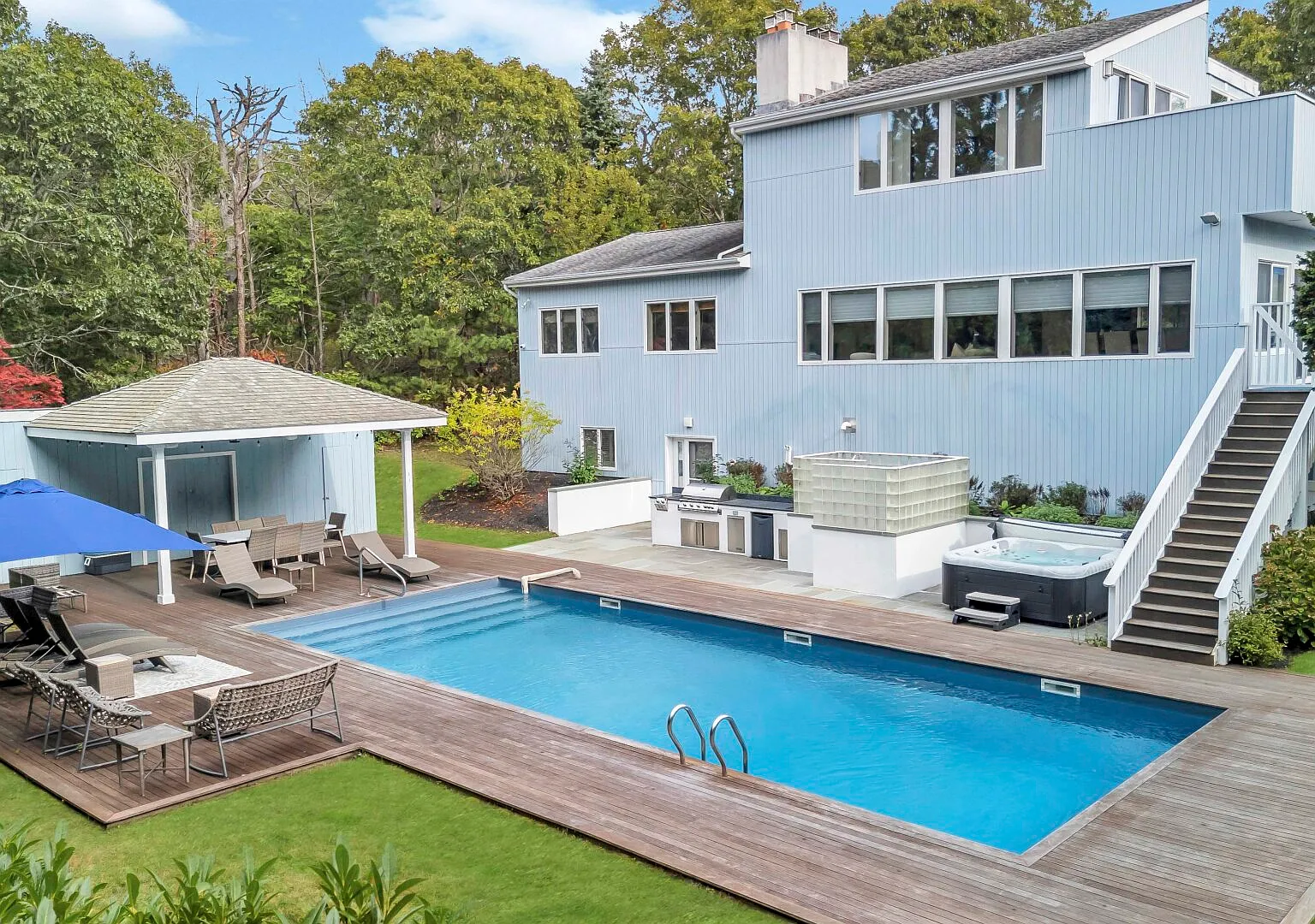Beautiful Contemporary Water Mill Home with Private Pool and spa — Photo 1