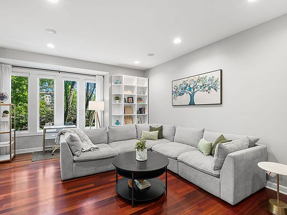 4th image of 3151 N Honore St #9