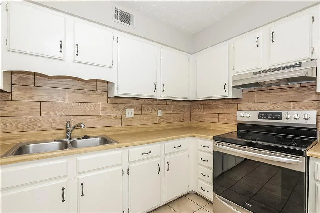 3 bed, 2.5 bath, 2066 sqft, $1,935 — Photo 3