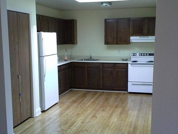 3rd image of 10 Coach St APT 4