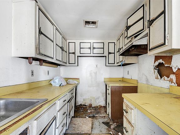 3rd image of 126 Croton Avenue
