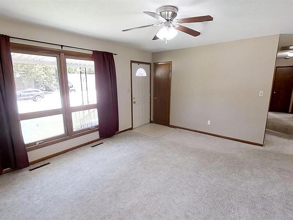 5th image of 2713 Hillcrest Dr