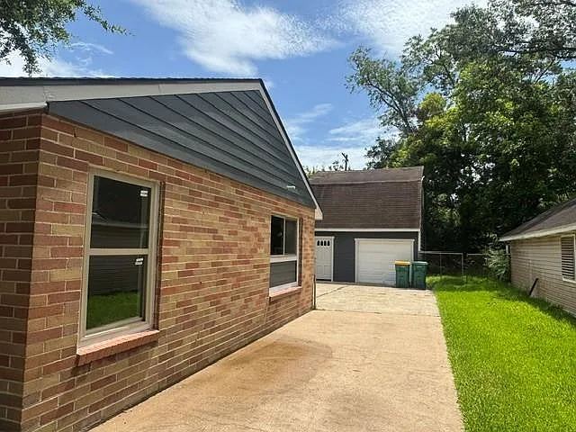 3 bed, 2.0 bath, 1924 sqft, $2,100 — Photo 3