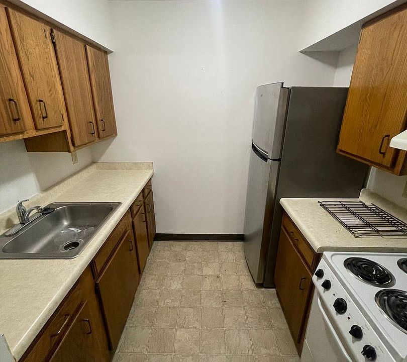 1st image of 130 Burritt Avenue Parkwood Gln #4