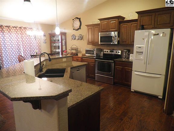 4th image of 12 Savannah Dr