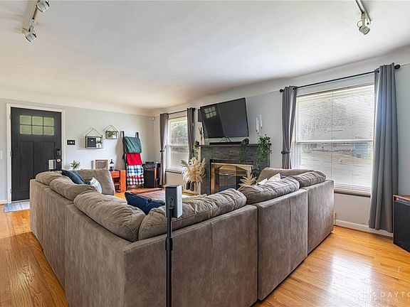 4th image of 4572 Mayhew Ave