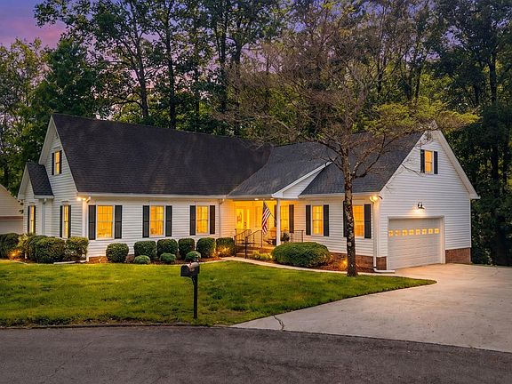 2nd image of 2013 Woodchase Way NE