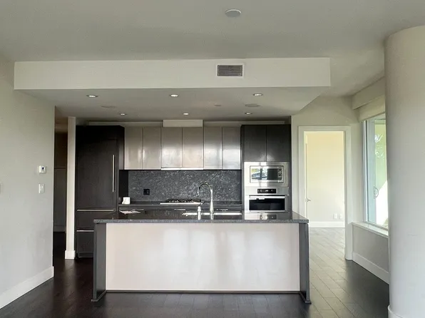 866 Arthur Erickson Pl #202, West Vancouver, BC V7T 0B2