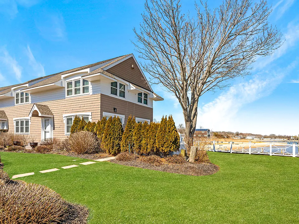 49 Canoe Place Rd #114