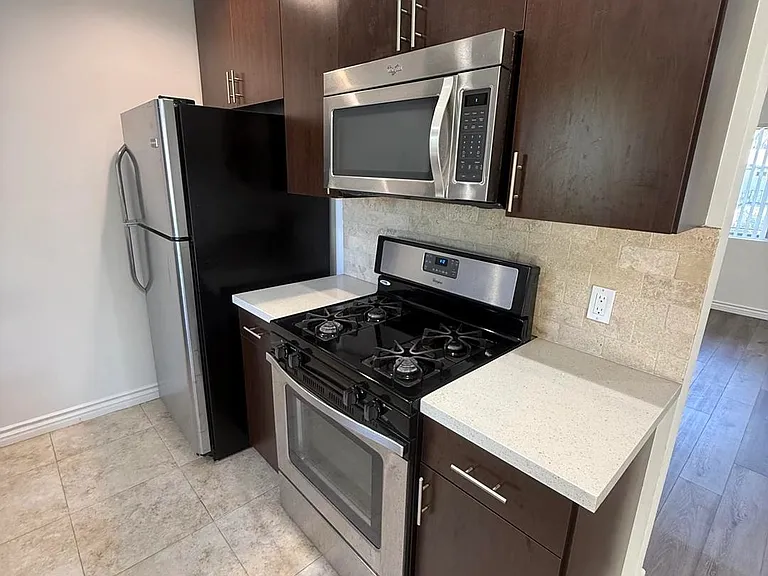 536 N Sweetzer Ave #17 — Photo 11