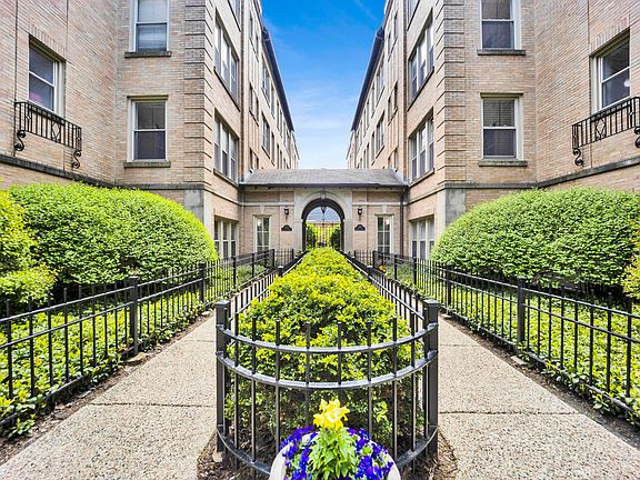 2nd image of 1737 W Balmoral Ave APT 1A