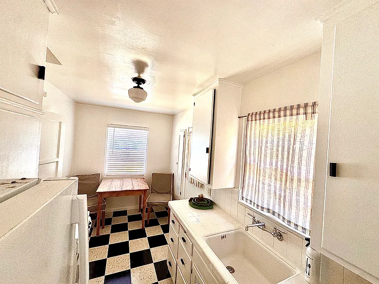 4851 Brighton Ave #A — Photo 16