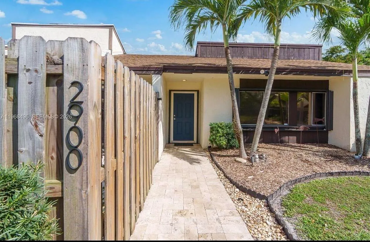 3 bed, 2.0 bath, 1390 sqft, $3,300 — Photo 4