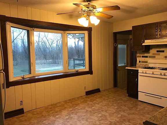 Kitchen w/ bow window