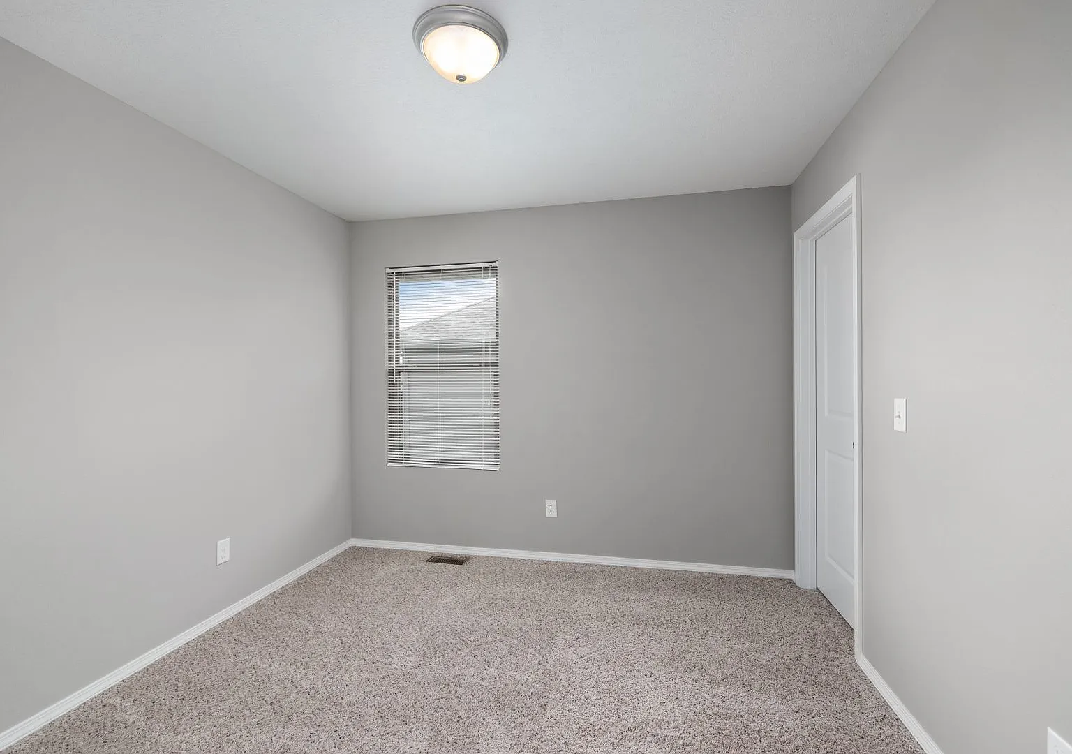 4 Bedroom Home in Springfield, Missouri — Photo 2
