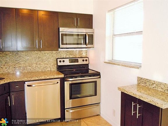 3rd image of 305 NE 16th St APT 1B