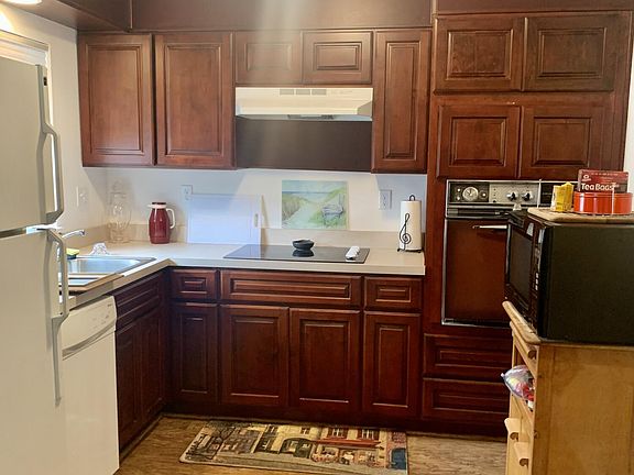 3rd image of 28 Buckingham Dr