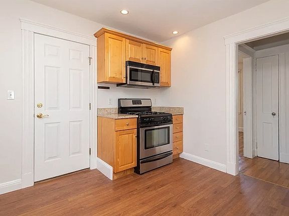 5th image of 124 Selden St
