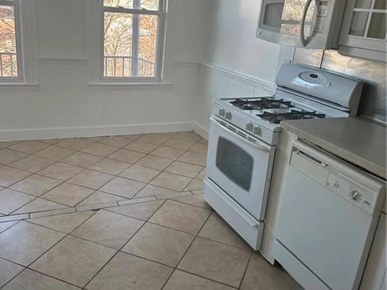 144 Putnam St — Photo 9