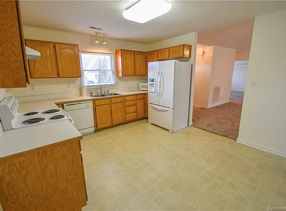 3rd image of 129 Hidden Creek Dr