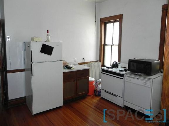 2nd image of 3016 N Greenview Ave #2