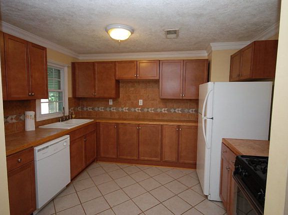 2nd image of 1040 Bedford Dr