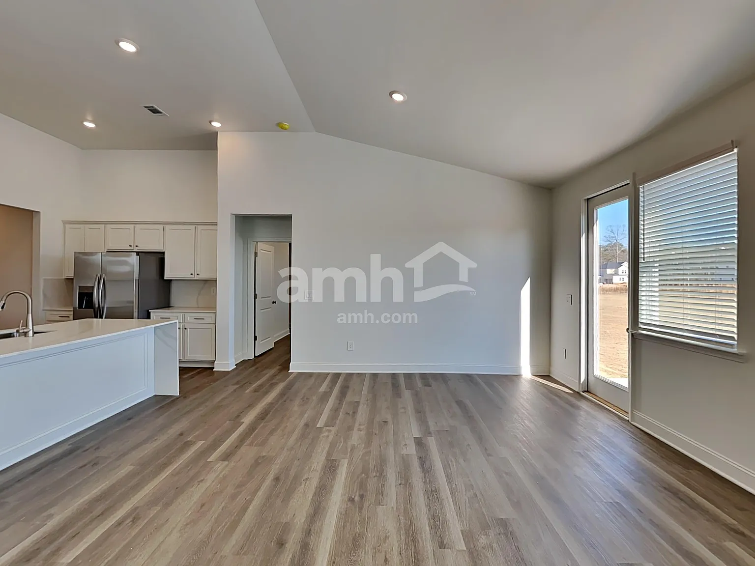 5 bed, 4.0 bath, 2714 sqft, $2,995 — Photo 4