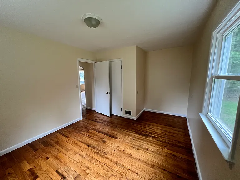 123 E Riverside St — Photo 5