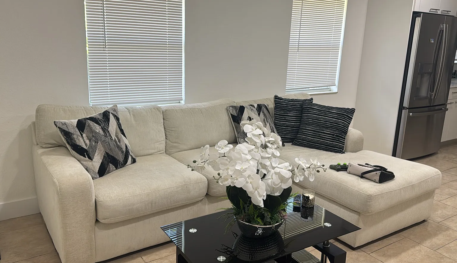 2 bed, 950 sqft, $2,200 — Photo 1