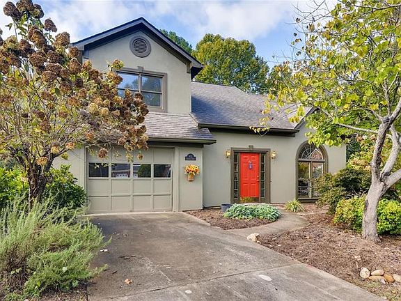 2nd image of 903 Chateau Ct SE