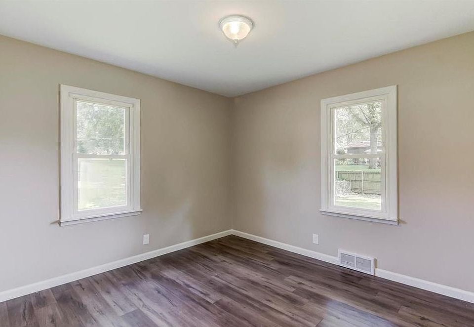1st image of 520 Parker Ln