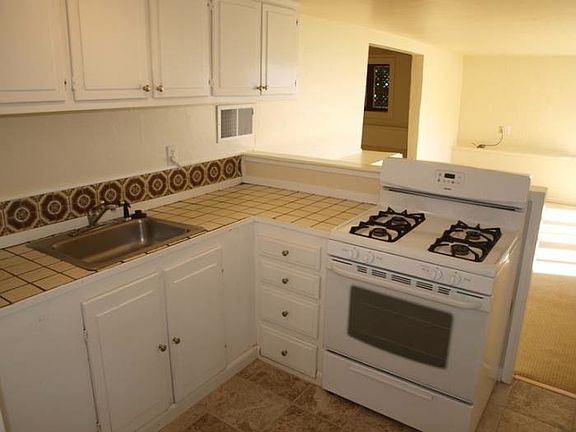 Kitchen w/ Gas Range