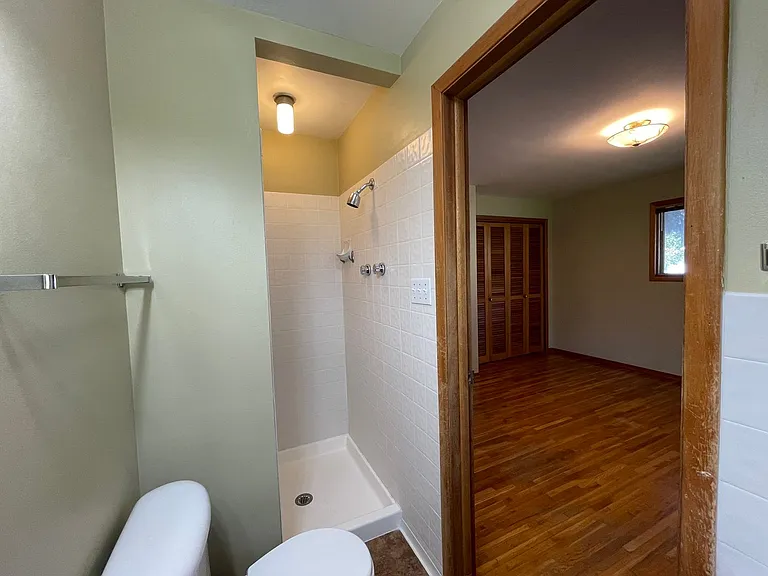 5630 N Greenwood Blvd — Photo 9